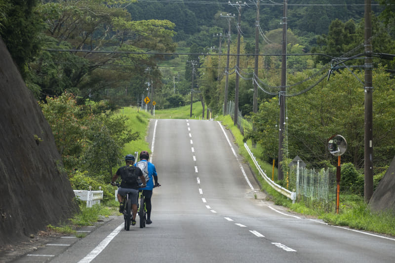 徐々に山が見えてきました。交通量が非常に少ないまっすぐな舗装路で、アップダウンもそこそこあります。自然に囲まれて静かに走ることは、純粋に楽しいです
