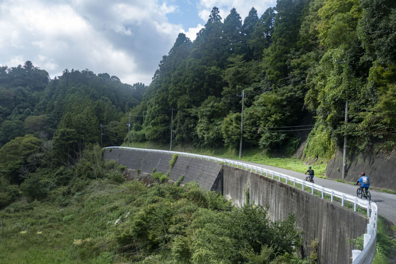 もう一山乗り越えてゴハンを目指します
