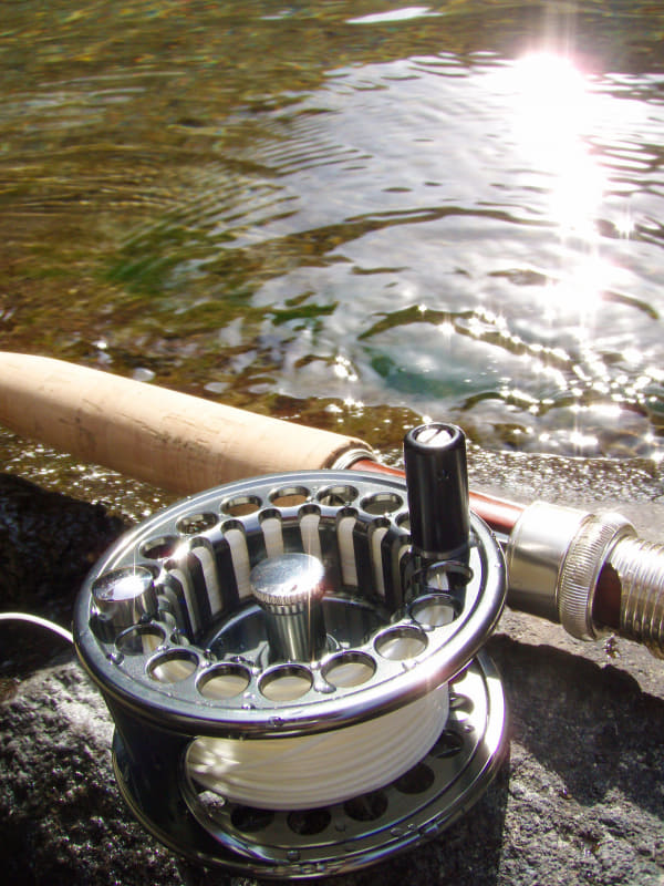 秋のフライフィッシングはとくに楽しい。自然のなかで虫や鳥の声を聞きつつ静かにキャスト。それだけで心穏やかに