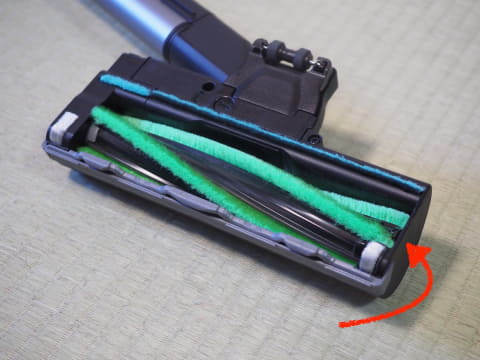 シャープの紙パック式スティック掃除機は超絶軽い! ゴミ捨てストレス