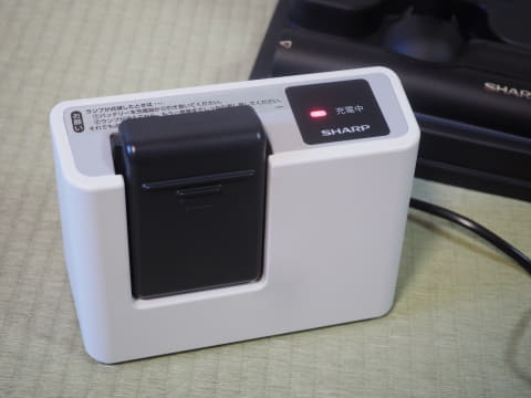 シャープの紙パック式スティック掃除機は超絶軽い! ゴミ捨てストレス