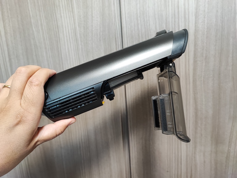 「ゴミ捨てボタン」を押すとダストボックスのフタがピョーンと開く仕組みに