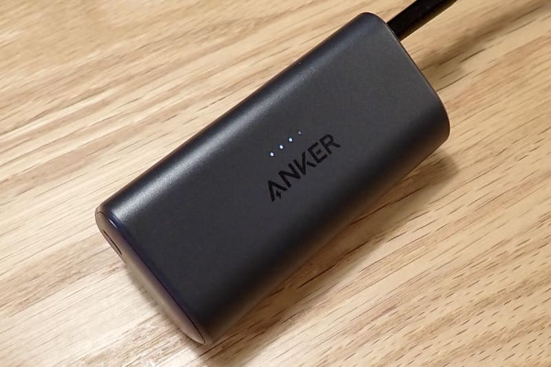 バッテリー本体への充電は側面のUSB Type-C端子から行なう。バッテリー残量は前面のインジケーターで表示