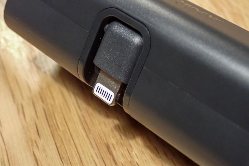 収納時はLightning端子をたためる