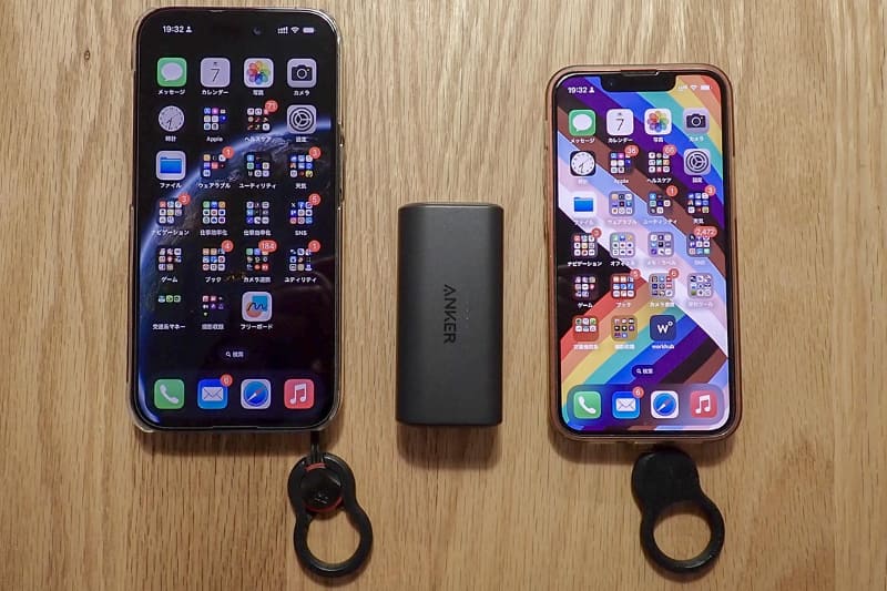 iPhone 14 Pro(左)とiPhone 13 mini(右)。中央にAnker Nano Power Bank