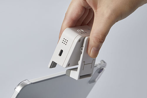 背面のクリップで、ゲーム機などに装着して使う