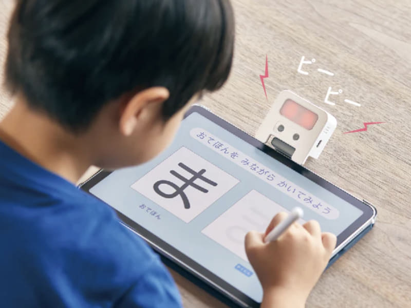 タブレット学習時などには、本体を机の上に置いて使うこともできる