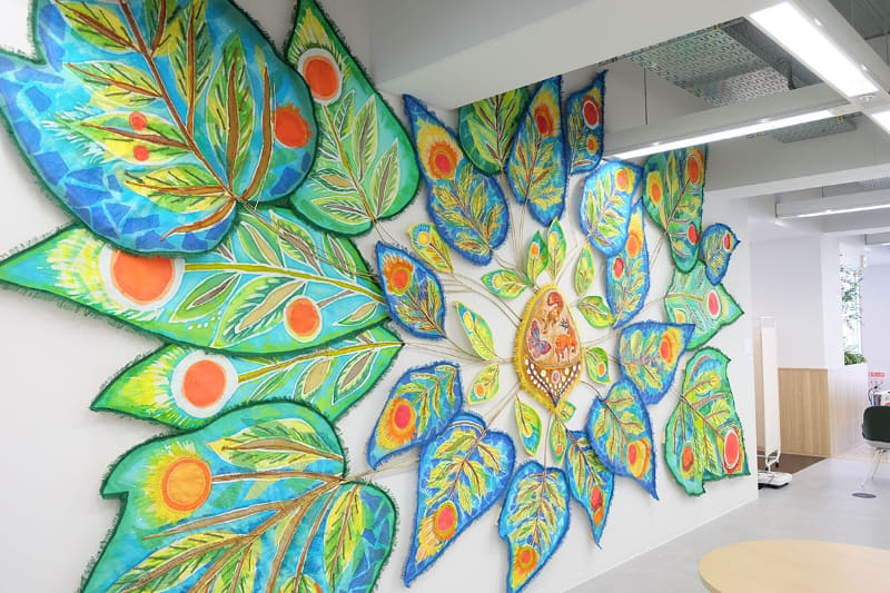 10Fの「Tsumugu-ba」に設置された大きな刺繍のアート