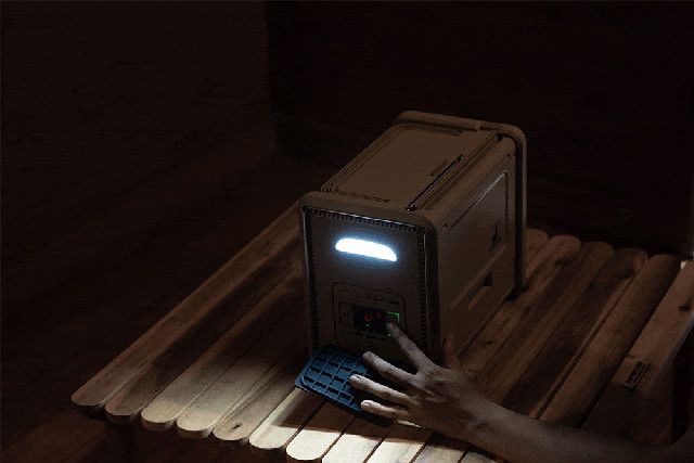 手元を照らせるライト付き