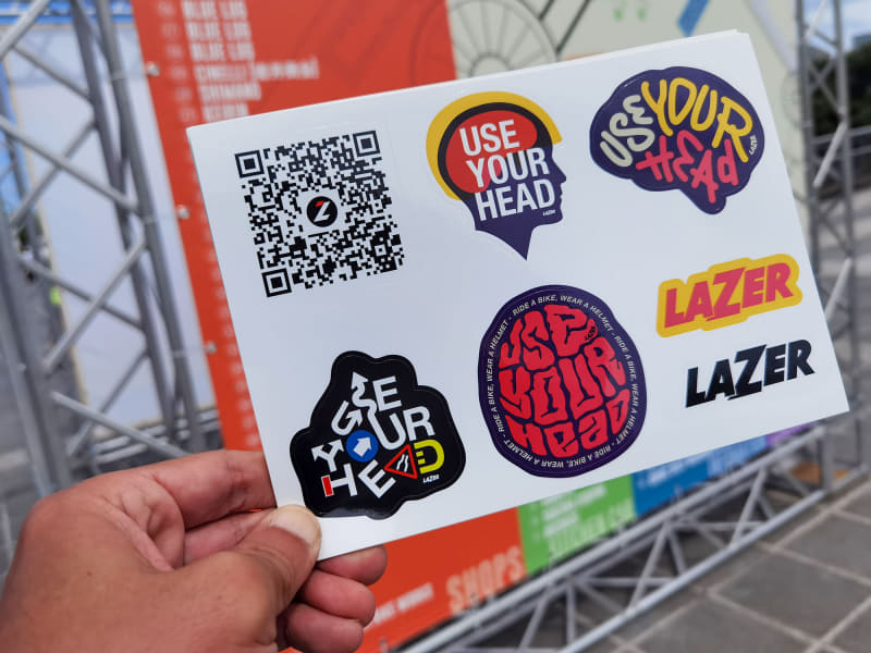 シマノブースで配布していたLAZERらしからぬデザインのステッカー。イベントの雰囲気に合わせた限定ステッカーだそう