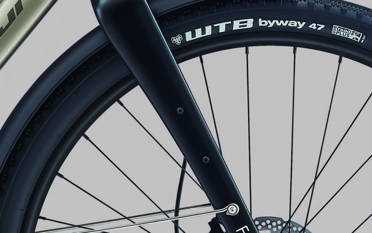 ブレーキケーブル内蔵式のフルカーボンフォーク採用。ブレード側面にボトルケージやラックなどをマウントできるUtility mountを装備