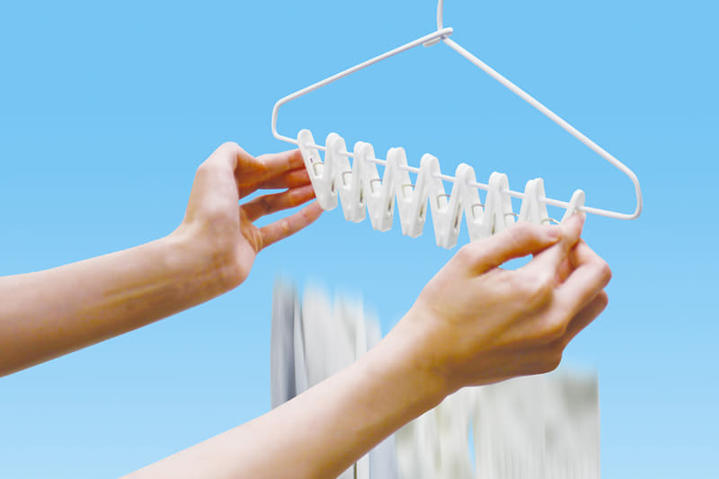 洗濯物のピンチを両側から押すと、洗濯物を一度に取り外すことができる