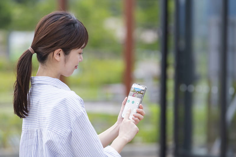 外出時でもスマートフォンやタブレットからカメラに映る様子を確認できる