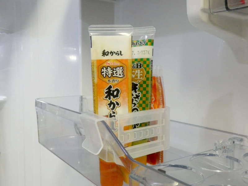 縮めた状態で薬味チューブ2本+調味料の小袋を収納できる