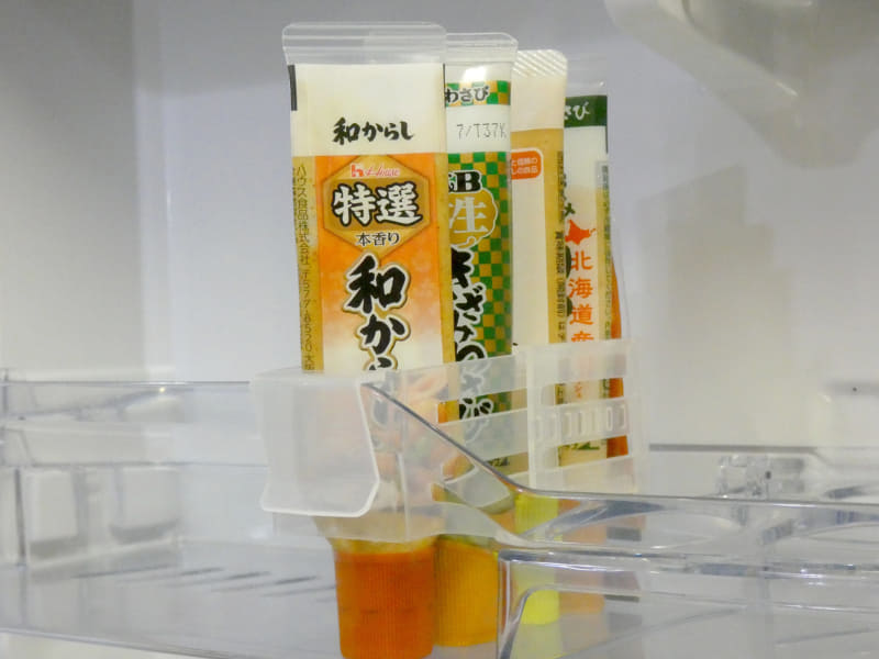 伸ばすと薬味チューブ4本まで収納できる。中央に仕切りあって倒れにくい