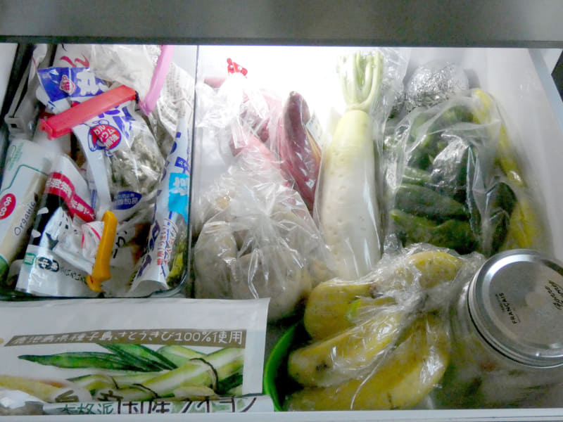 野菜、果物、その他の食品で雑然としている野菜室