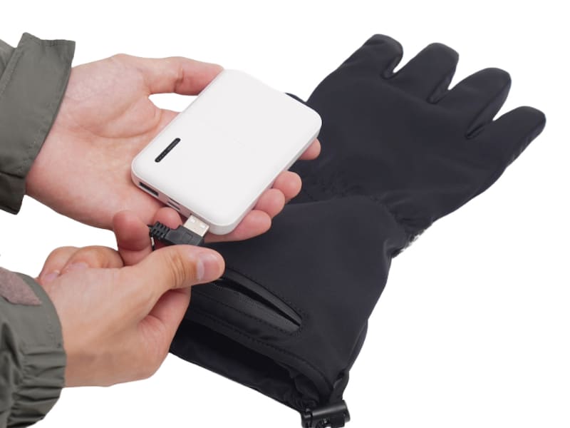 左右それぞれに付属のモバイルバッテリーを接続。バッテリーはポケットに収納できる