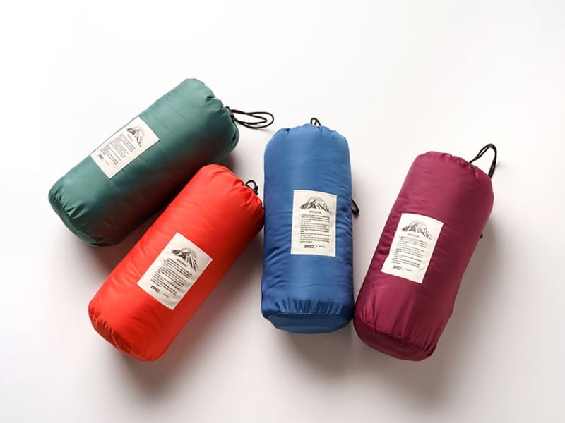 ブランケットと同色の専用バッグが付属する