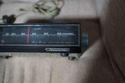 東芝（TOSHIBA）　UHFコンバーター　骨董品　レトロ 思い出家電】アナログTV時代のUHFコンバータ 家族だんらんを思い出す