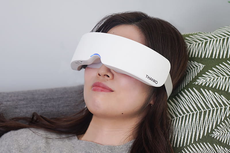 ミストとヒーターで目元をリフレッシュする