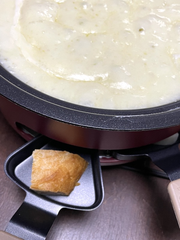 わが家では、上の鍋でチーズフォンデュを、下のミニパンでウィンナーやバゲットの温めで使用してみた