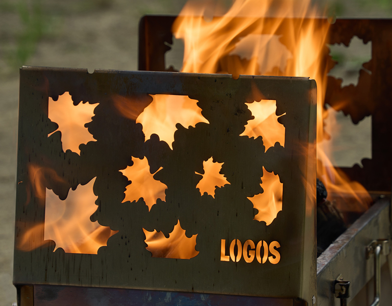 サイドパネル越しにメイプルリーフ型のゆらめく炎が楽しめる