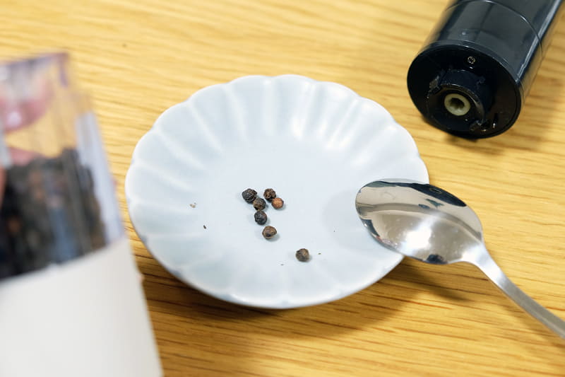 お皿などを敷いて作業をすると安心です。こんな感じで少しこぼれました