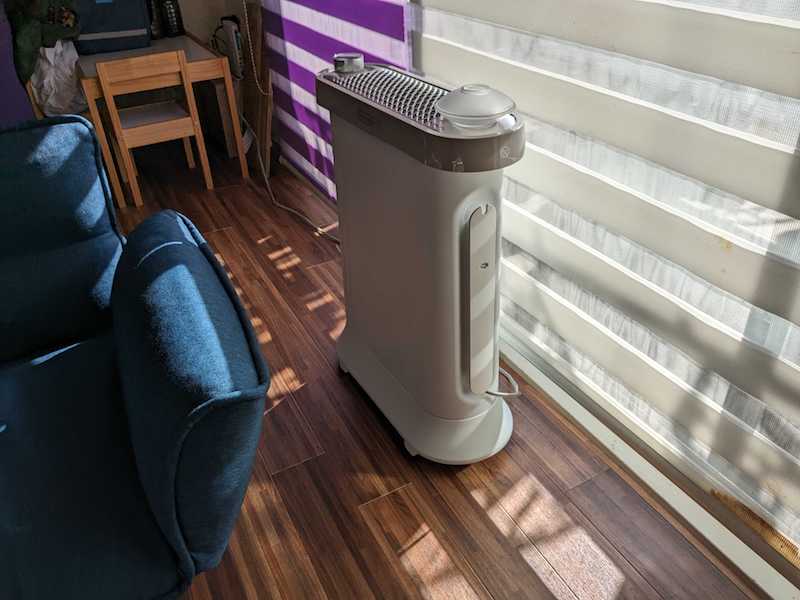 窓際または外気に触れている壁際に置くことが推奨されています