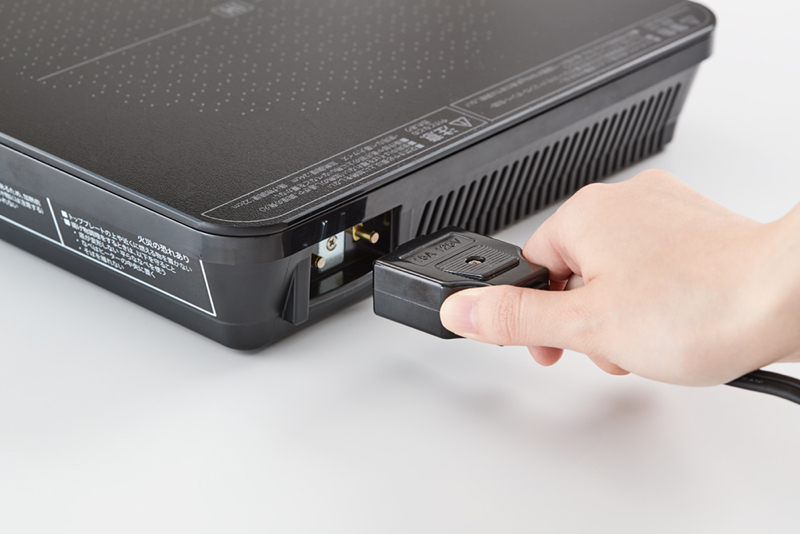 コードはマグネット式プラグを採用