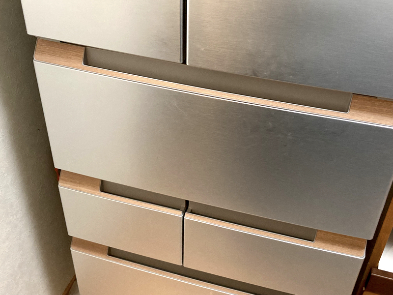 メタルドアと木目調ハンドルが購入の決め手に