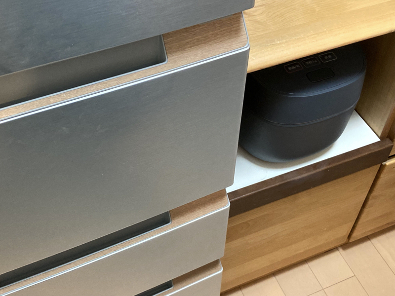 木製のキッチンボードと相性良し。ちなみに、うちに白い家電は一つもありません