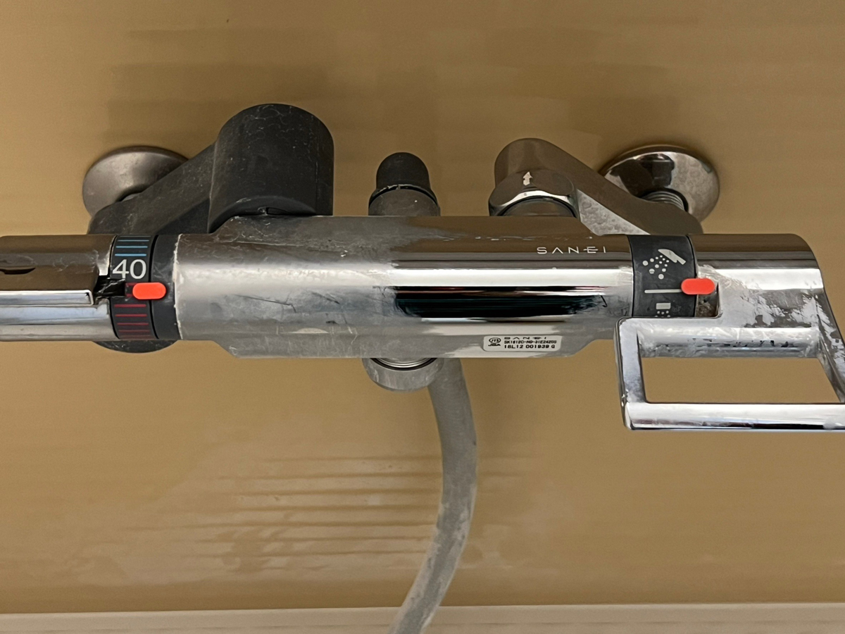 水アカで曇っていた蛇口。右側だけハイホームを使用すると一目瞭然