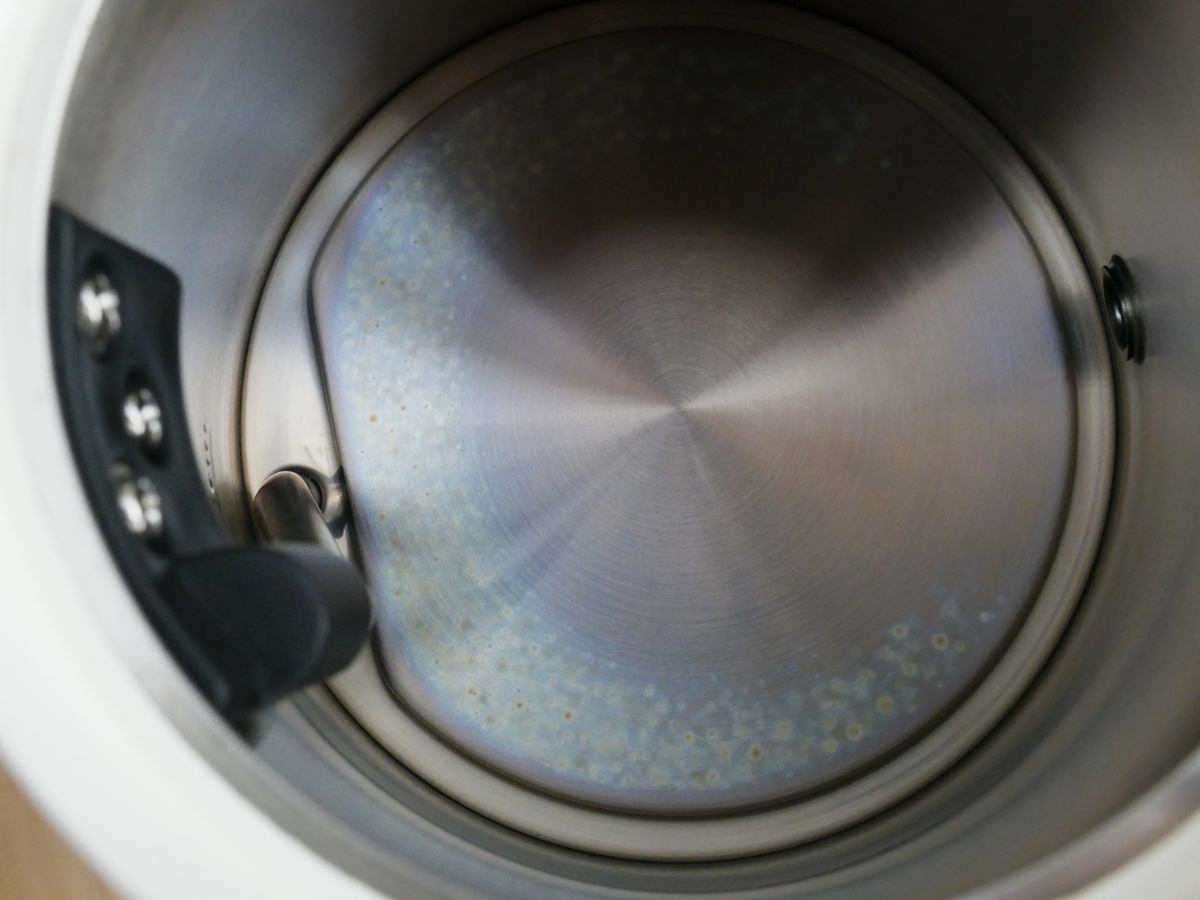 底が白く汚れています