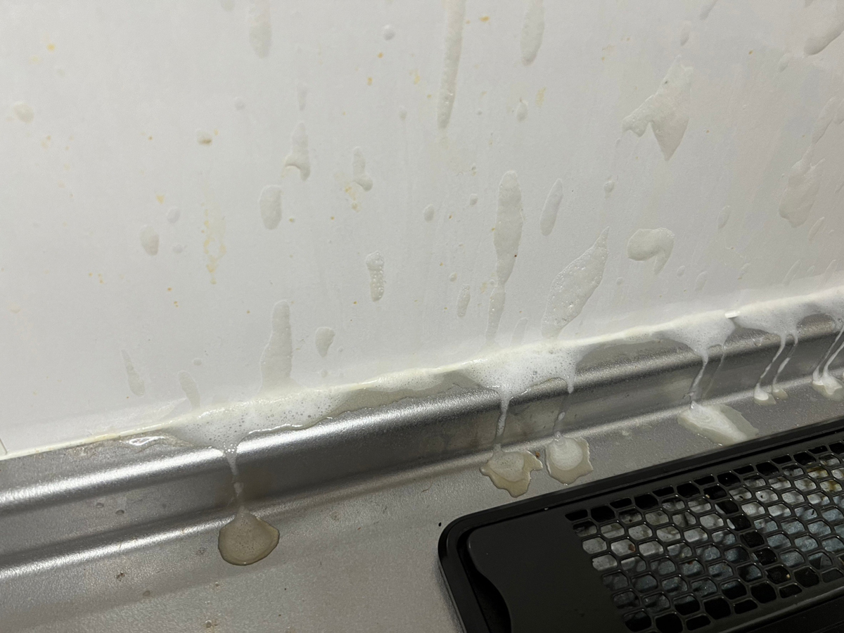 スプレーすると汚れが溶けていきます