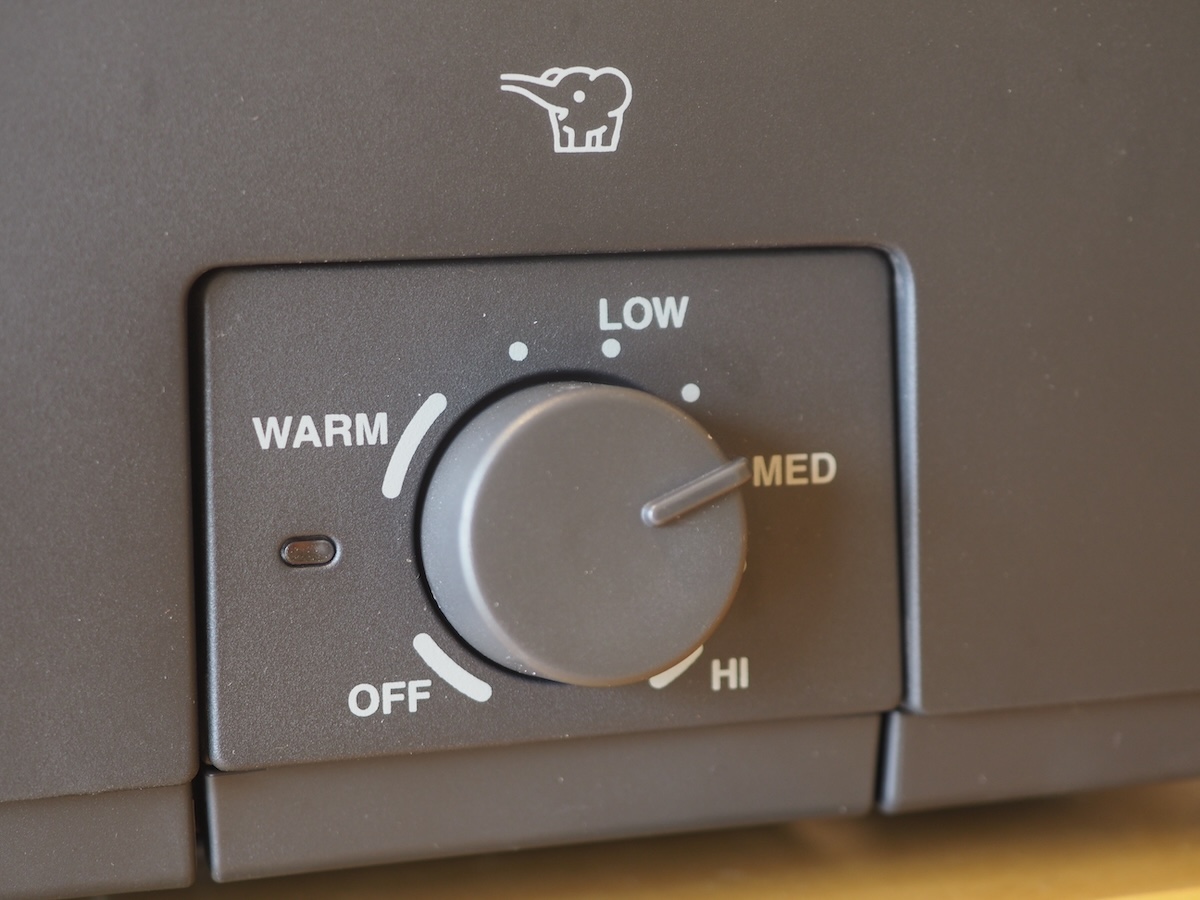 つまみを回して温度調整する