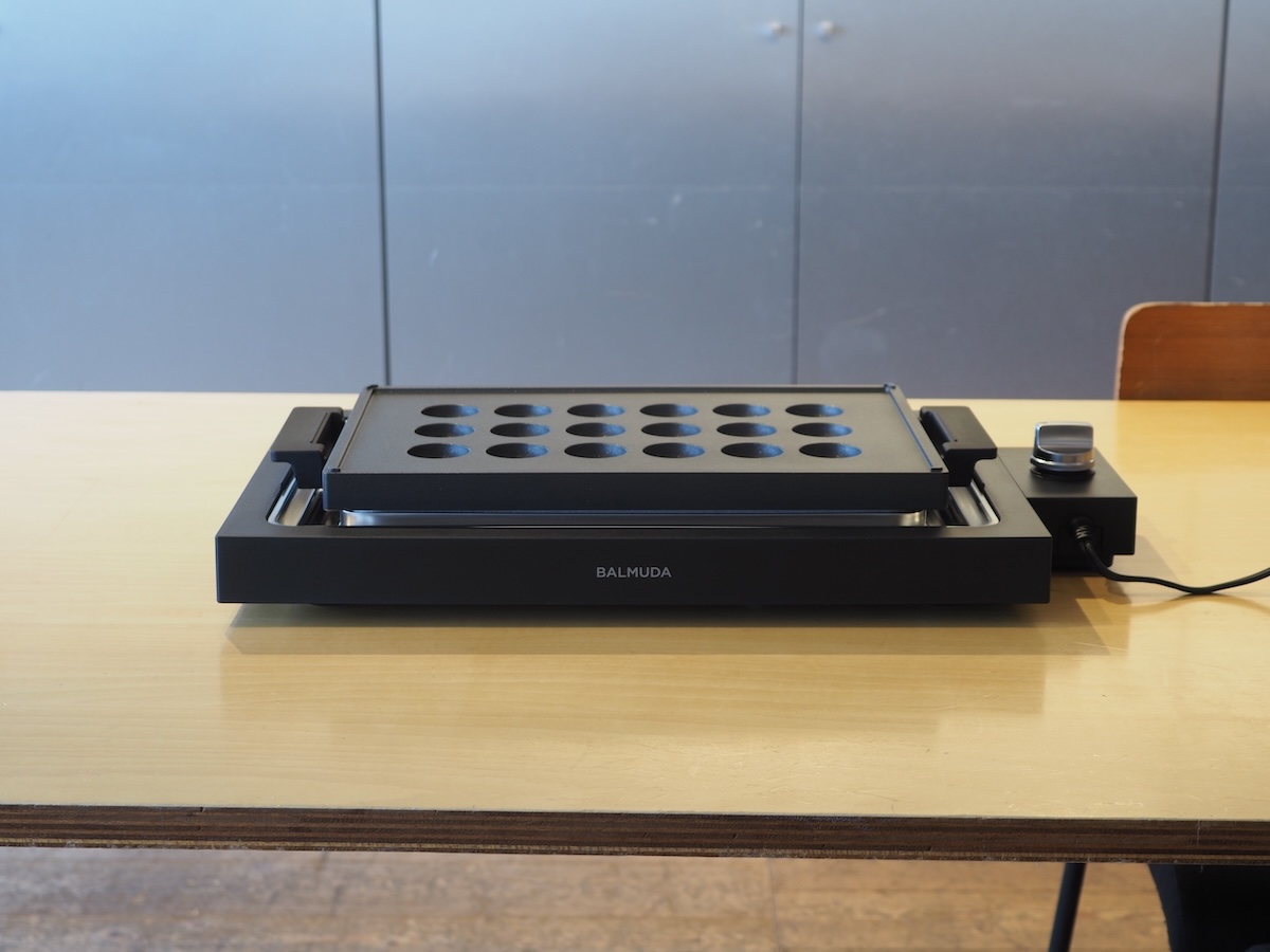 バルミューダ「BALMUDA The Plate Pro K10A-BK」に「Takoyaki Plate」を載せたところ