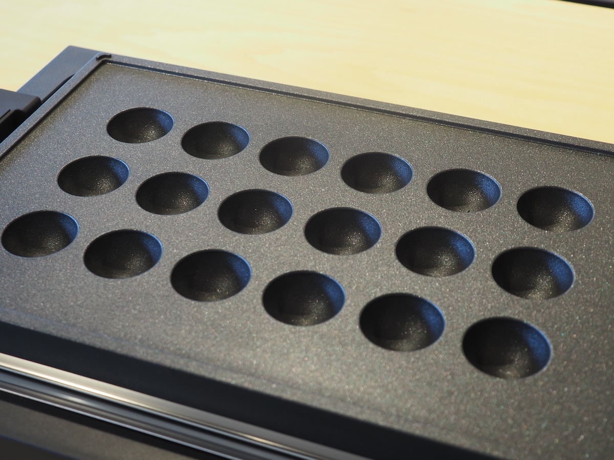 別売の「Takoyaki Plate」は、1回で18個のたこ焼きを作れる