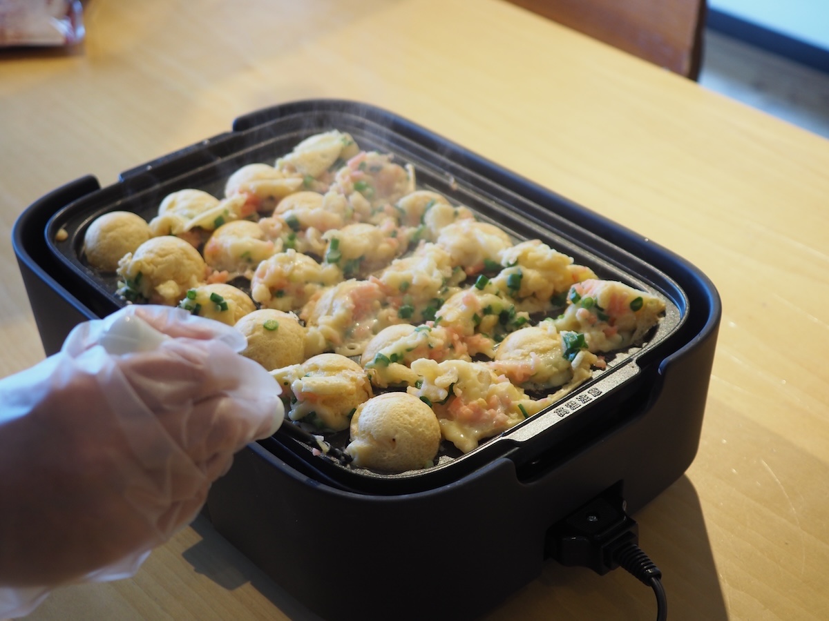 生地が固まってきたところで、くるくるとひっくり返していく