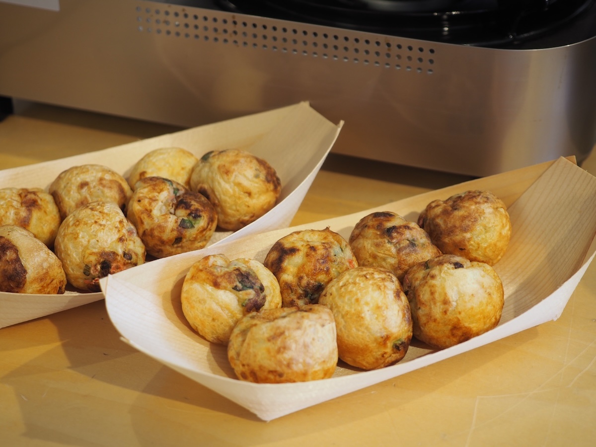 「理想的な焼き上がり」と評する人もいた、カセットコンロで焼いた、たこ焼き