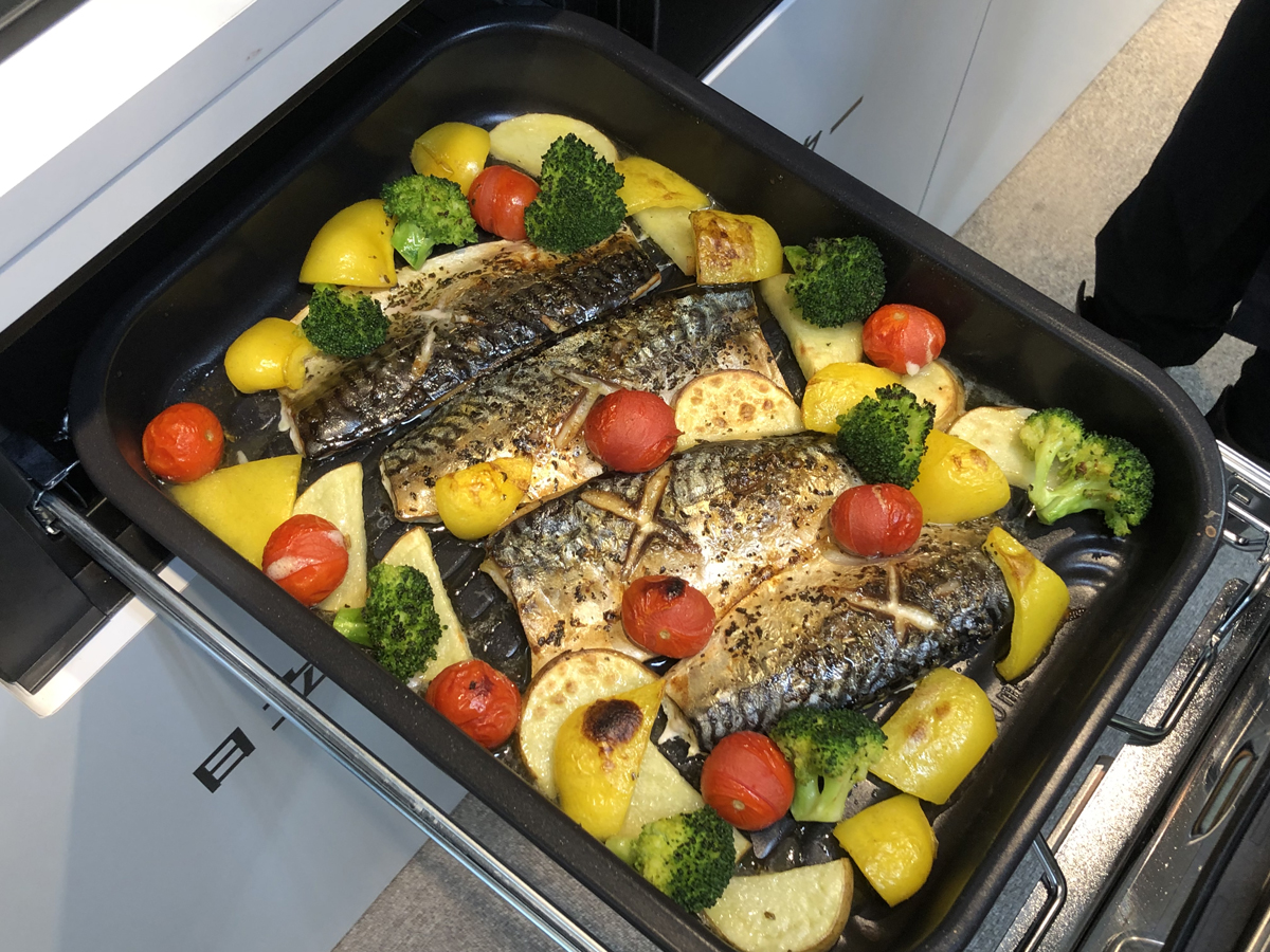 塩サバと生の野菜を並べて、軽く調味して焼いただけで、こんなにおいしそうなごちそうに