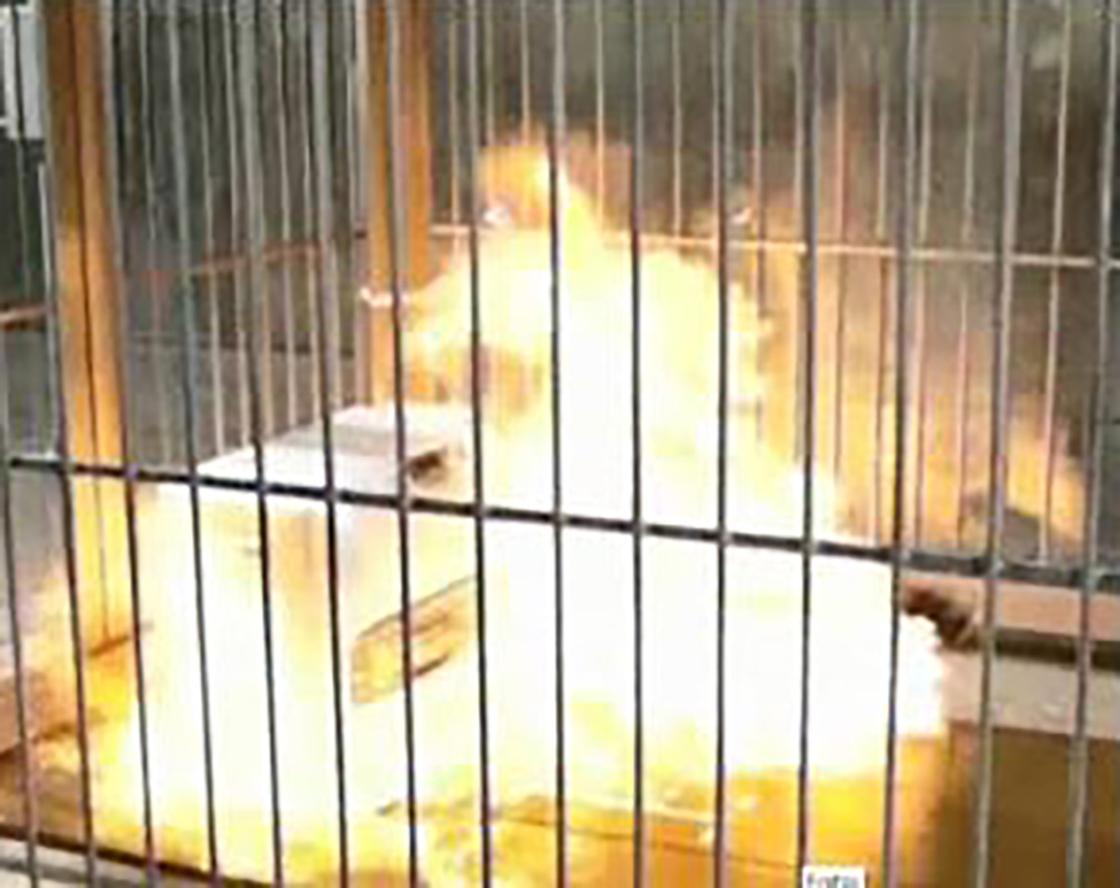 スプレー缶が破裂し引火している様子