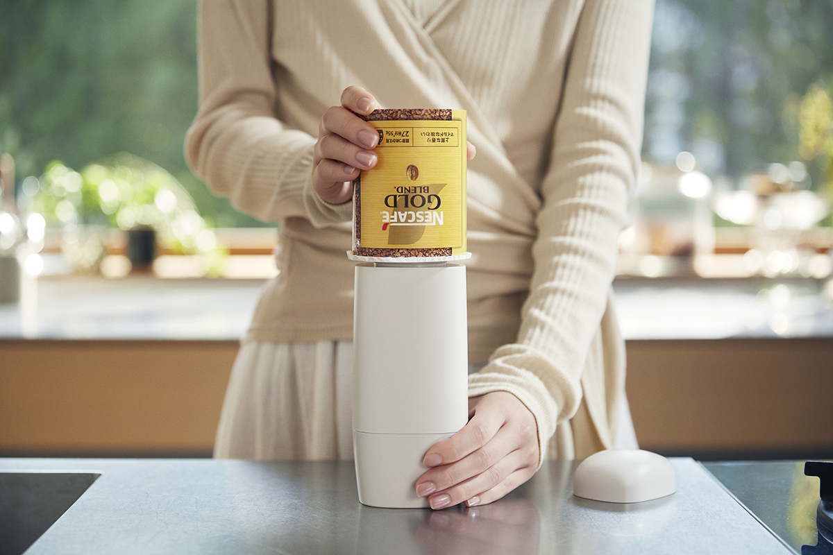 パックを逆さにして、中心を充填口に合わせて押し込んで詰め替える