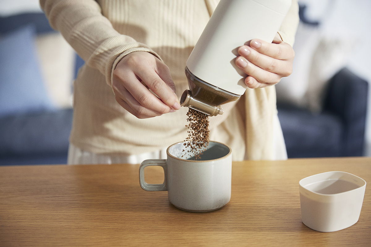 計量ハンドルを回すと、好みの量のコーヒーパウダーを出すことができる