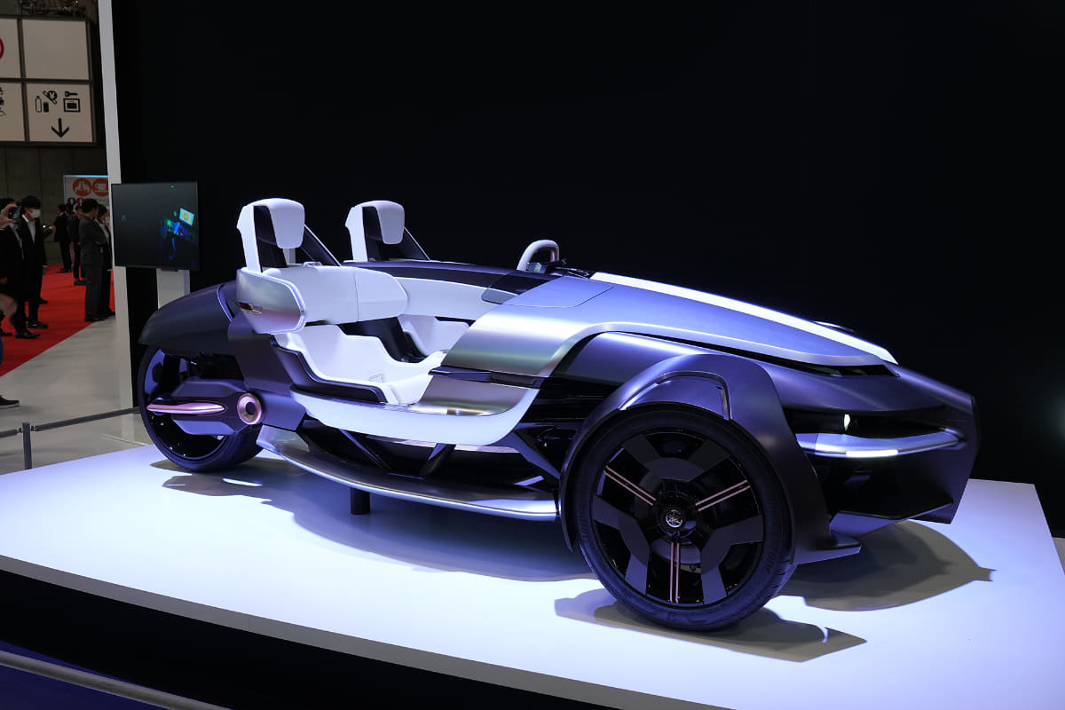 ヤマハが「ジャパンモビリティショー2023」に出展した3輪パッケージのフルオープンEVのコンセプトモデル「TRICERA」