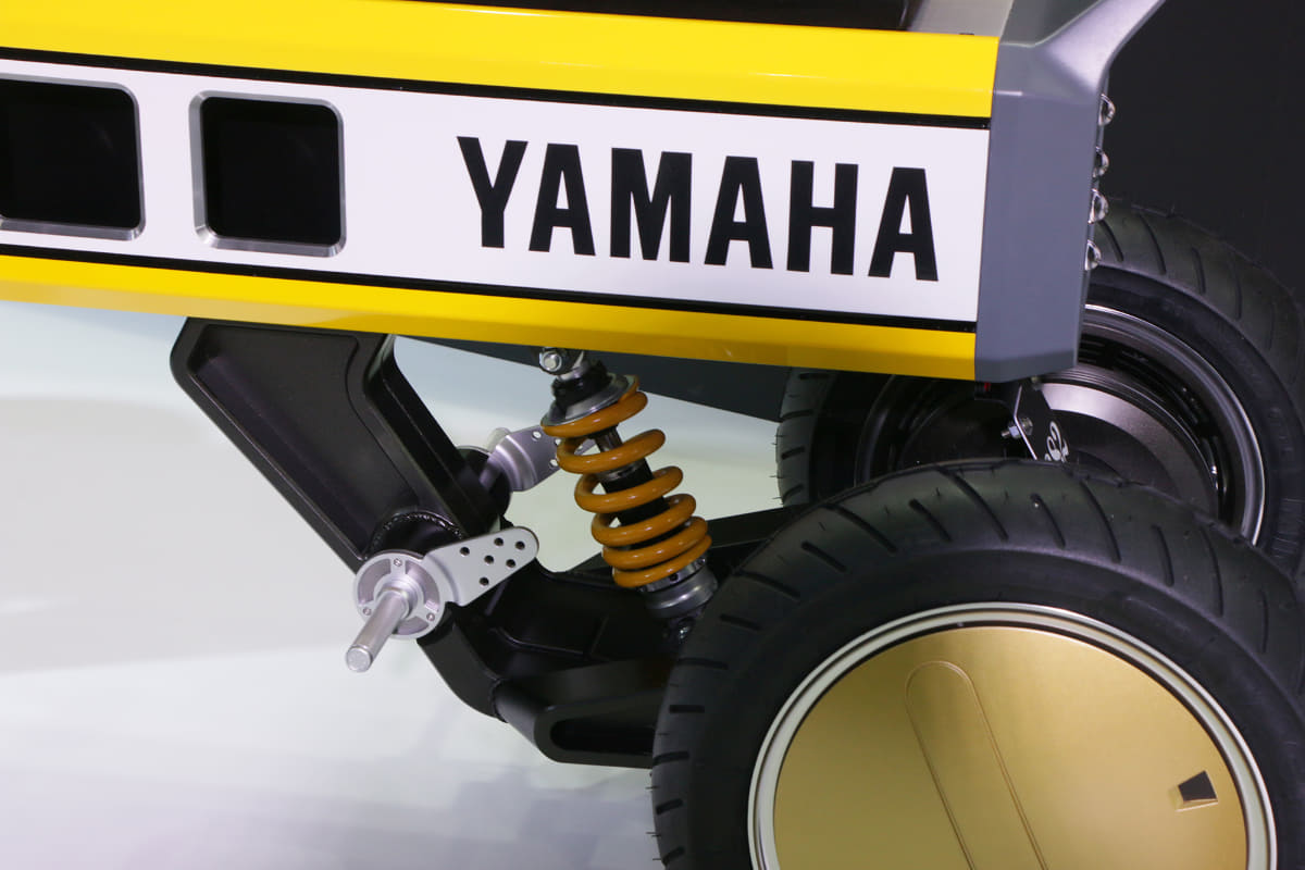 足を置くステップは、リアサスペンションの近くに配置されています。モジュラー構造になっていてカスタムも楽しめるとのこと