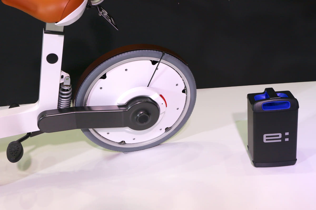 リアホイールにもモーターを搭載。サスペンション機構も装備されています。バッテリーはもちろんホンダ製