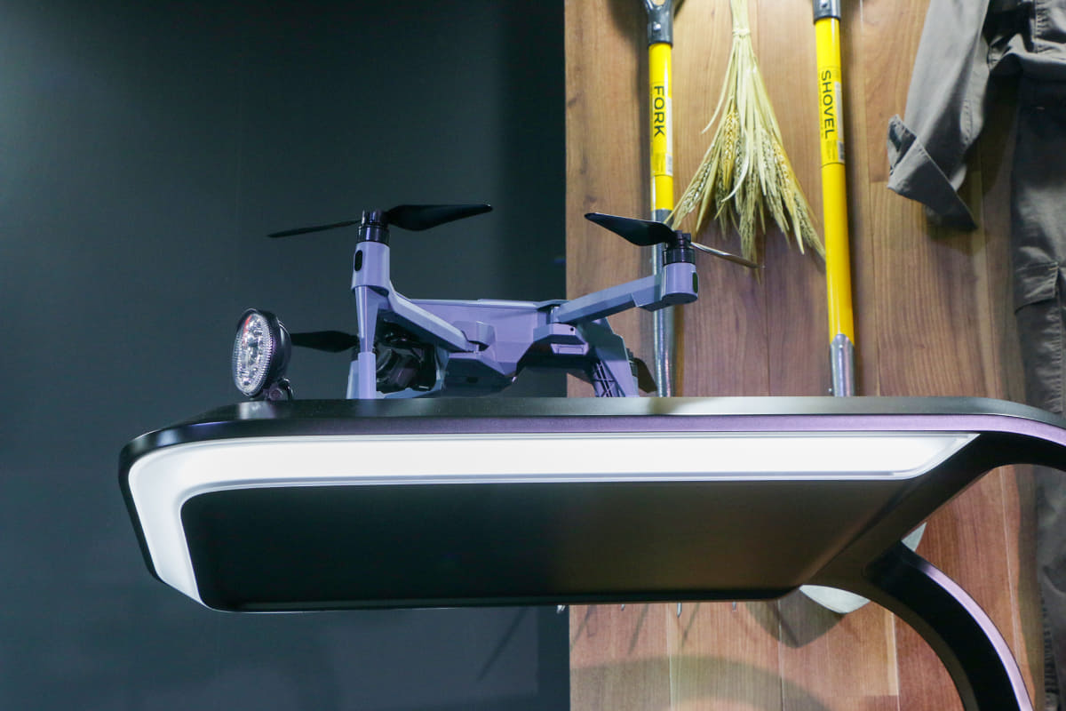 屋根も装備されていて、上にはドローンが積まれていました。バッテリーを載せているので充電などにも活用できます