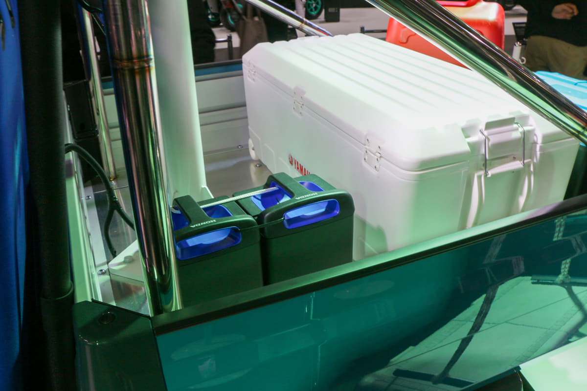 バッテリーはもちろん「Honda Mobile Power Pack e:」。荷台にはマリンスポーツ用品なども積載可能