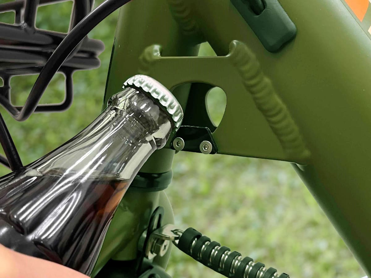 フレームの補強用ガセットを利用した栓抜きが付属。アウトドアシーンで便利