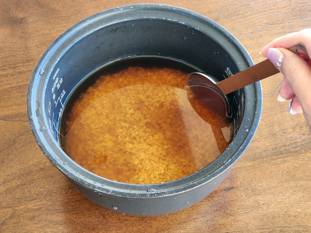 最初に水加減をし、調味料はよくかき混ぜる